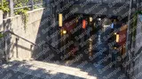 地下飲食街への階段（スポットライトのような街灯）