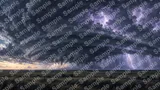 アメリカ中西部の巨大な竜巻雲（スーパーセル）